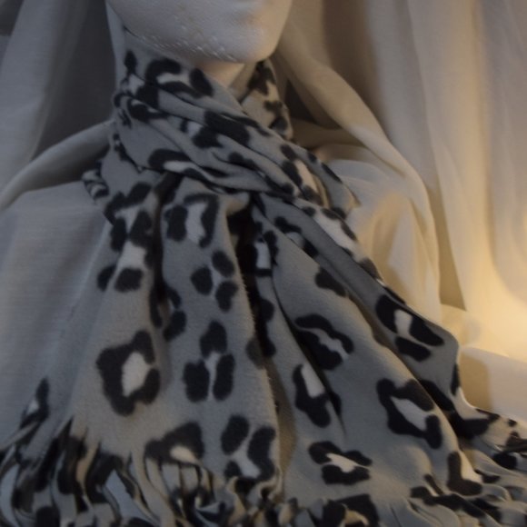 Old Navy Fleece Scarf,Gray/Blk/Wht Animal Print - Picture 4 of 6